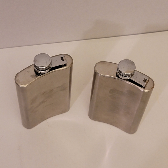 Flasks (2) Stainless steel. 5 oz. 5"x3" GUC. - Picture 3 of 5
